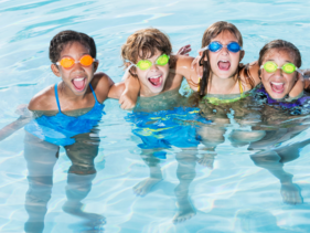 grupo-na-piscina.png